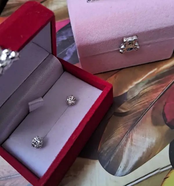 Diamond Earrings حلق الماس